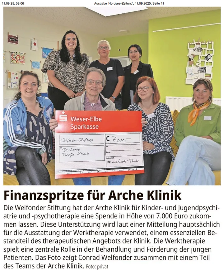 Konrad Welfonder und das Team der Arche Klinik mit einem Spendenscheck über 7.000 Euro