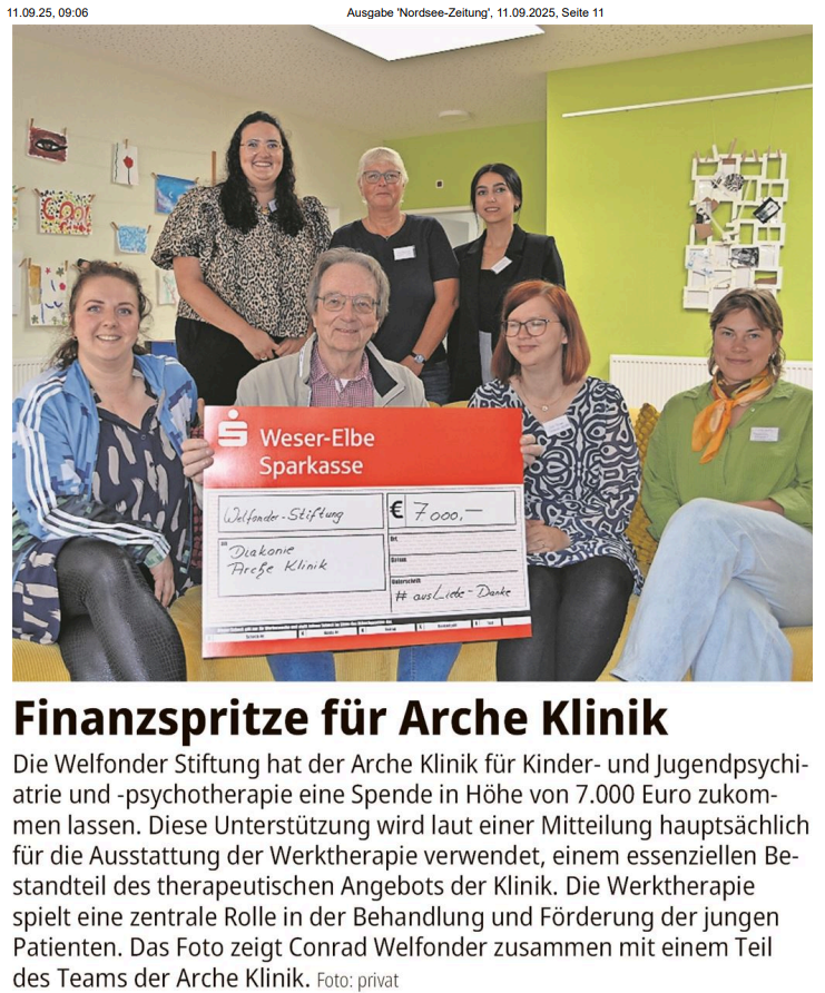 Konrad Welfonder und das Team der Arche Klinik mit einem Spendenscheck über 7.000 Euro