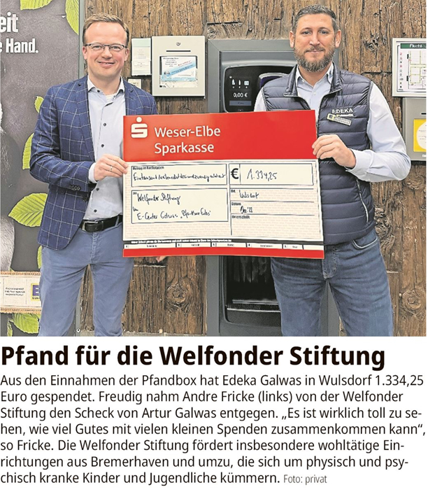 Andre Fricke und Artur Galwas mit einem Spendenscheck über 1.334,25 Euro aus der EDEKA-Pfandbox